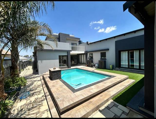 4 BEDROOM HOUSE FOR SALE IN HELDERWYK